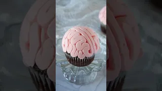 New cupcake decorating hack - squiggly brain cupcakes!! 🧠