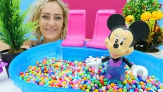 Spielspaß mit Nicole und Minnie Maus. Spielzeugvideo für Kinder