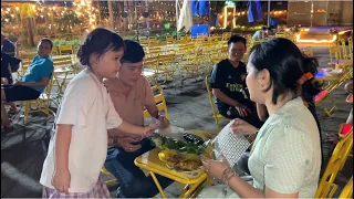 Vợ chồng Khương Dừa ăn tối tại Hội Quán Ngôi Sao Miệt Vườn gặp cô phục vụ Trà Sữa chu đáo quá