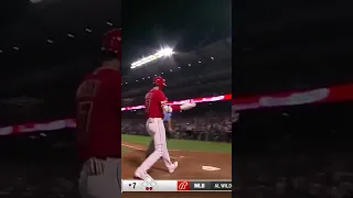 Shohei Ohtani hit his 35th home run of the year and brings Angel Stadium to life!