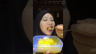 MAKAN MADU LANGSUNG DI SARANGNYA