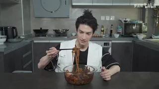 [ENG SUB] Luo Yunxi cooks and eats luosifen and spicy chicken ramen 大口嗦豪华螺蛳粉！附赠独家龙虾尾火鸡面教程【罗云熙 | 라운희】