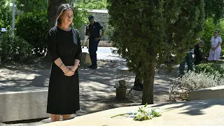 Baerbock legt Blumen an Holocaust-Mahnmal in Athen nieder | AFP