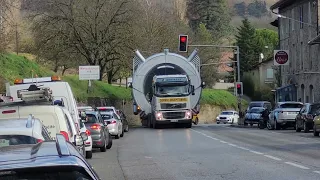 Passage à la limite sous le feu rouge d'un énorme convoi exceptionnel à Saint Lattier dans l'Isère