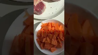 Рваная говядина 🥩Обжариваем мясо и овощи, добавляем куриный бульон,томим 2-3 часа. В конце сливки