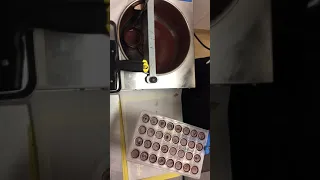 Capping bonbons cleanly