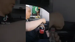 Кока кола и ментос в машине