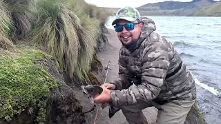 Pesca de trucha silvestre en la laguna La Mica de Ecuador