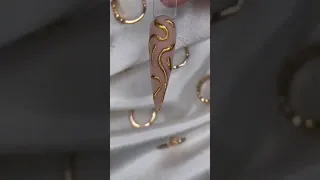 Hermoso diseño de uñas acrilicas en gel de construcción y efecto espejo dorado perfecto !!