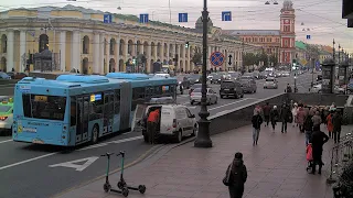 CCTV Прохожий специально уронил прокатный электросамокат на Невском пр. 54 2020oct21 18-30