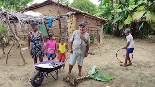 VEJA A SIMPLICIDADE DESSA FAMÍLIA QUE VIVE PLANTANDO E CULTIVANDO AS TERRAS DO SERTÃO NORDESTINO.