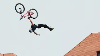 Szymon bringing the Extension Man over the Roofs of Germany I Red Bull District Race 2017