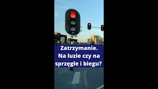 Zatrzymanie. Na luzie czy na sprzęgle i biegu?