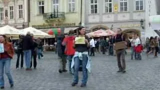 Бесплатные объятия в Праге,Free Hugs