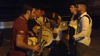 Festivaleiros em festa na rua principal do chicharro