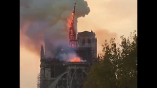 L’incendio a Parigi - Brucia la cattedrale di Notre Dame - Caduta della guglia