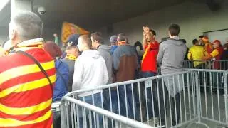 Les Lensois à l'entrée du stade Océane