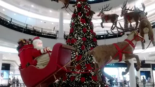 Papai Noel voando com suas renas em seu trenó.