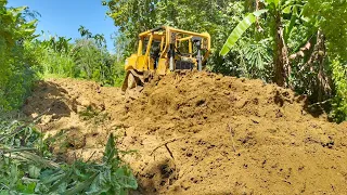 Extraordinary work repairing and widening plantation roads using a CAT D6R XL bulldozer
