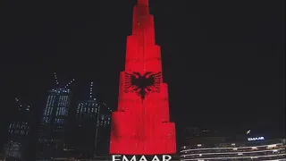 Flamuri Shqiptar mbulon Dubain  - Albanian Flag lights up in Abu Dhabi skyscraper Burj Khalifa