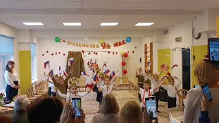 Утренник 07.05. 24 Танец с флажками