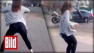 Horror-Crash - Mädchen tanzen sexy am Strassenrand