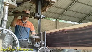 penuh canda tawa saat operator bandSaw menggergaji kayu sonokeling harus nurut sama kameramen😂😂🤣🤣🤣