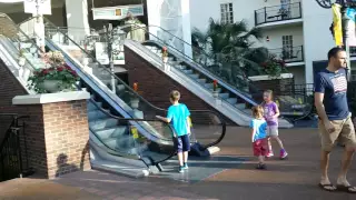 Дети и эскалатор