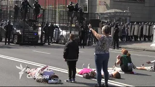 Протести у Білорусі: жінки лягли на дорогу перед ОМОНом