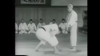 Кюдзо Мифунэ Kyuzo Mifune God of Judo 75 year old Judo Master destroys students MUST SEE!