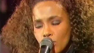 Whitney Houston - Live in London (Pt. 6/8) - He/I Believe