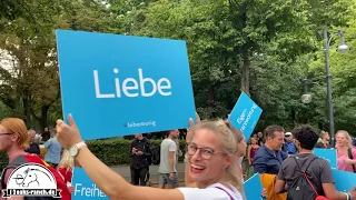 Was die Medien nicht berichten: Friedliche Demonstranten von Polizei eingekesselt | Reden & Stimmung