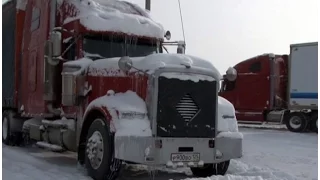 В кабине своей машины скончался дальнобойщик после попыток вытащить тягач из снега.MestoproTV