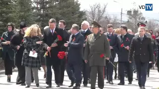 На Мамаевом Кургане  губернаторы Андрей Бочаров и Олег Кувшинников открыли памятный знак воинам воло