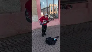 Музыкант студент играет Районы кварталы-Звери