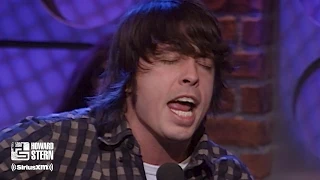 Dave Grohl Sings Acoustic Version of “Times Like These” (2002)