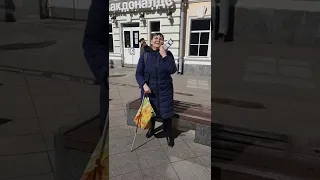 Слепая женщина поёт  около метро Третьяковская. Очень хорошо поёт...