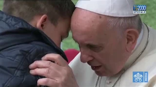 Papa a Corviale: bimbo piange per morte padre ateo e Francesco lo consola