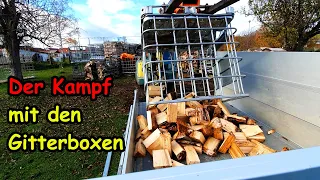 Noch mehr Gitterboxen - Brennholz laden zur Auslieferung