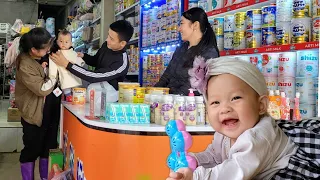 Nga and Phong met by chance - Phong bought clothes and snacks for Nga's children.