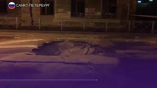 В Санкт-Петербурге в яму с горячей водой провалился внедорожник