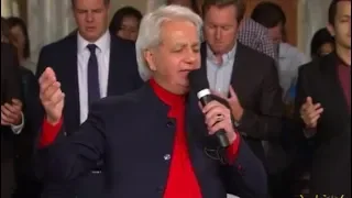 Benny Hinn sings "He's Here Right Now" (Lord We Praise)