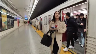 Toronto Subway trip from Spadina to Bloor-Yonge | Change from line 2 to line 1 | Downtown Toronto