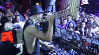 Timmy Trumpet LIVE Intro - Toca - While Playing His Trumpet