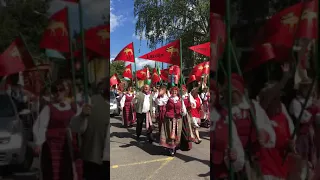 Участники Праздника песни идут в парк Вингис. 2018-07-06. Вильнюс