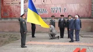 На Центральній площі у Чернівцях урочисто підняли державний прапор