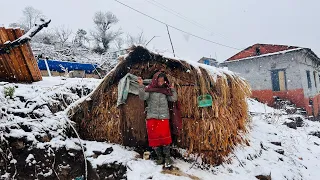 Most Peaceful and Relaxation Himalayan Village Life into the Snow| Documentary Video Snowfall Time |