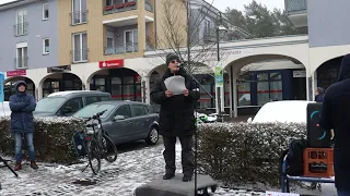 Kundgebung gegen die Tesla-Erweiterung am 03.12.2022 auf dem Marktplatz in Grünheide