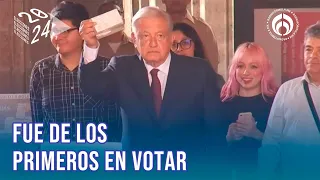 AMLO sale a votar de la mano de su esposa