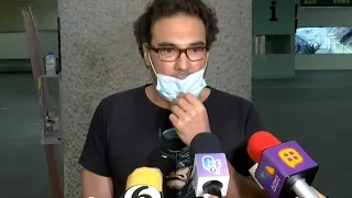 Eduardo Yáñez explota de nuevo contra reportero en el Aeropuerto de la CdMx